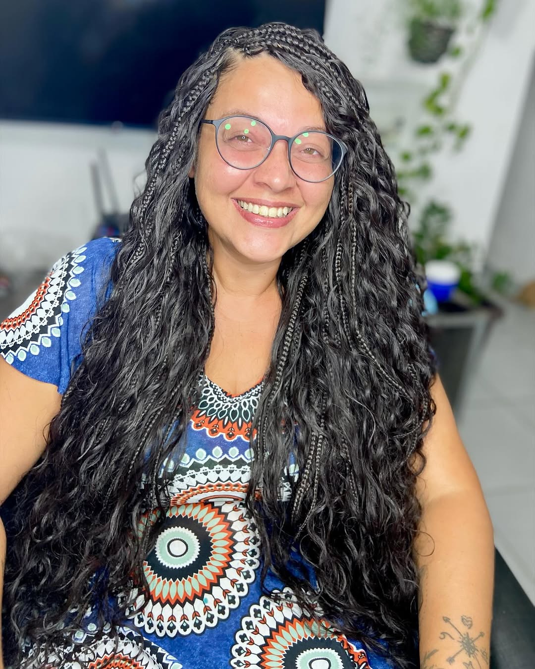 cliente feliz, sorrindo e com os cabelos